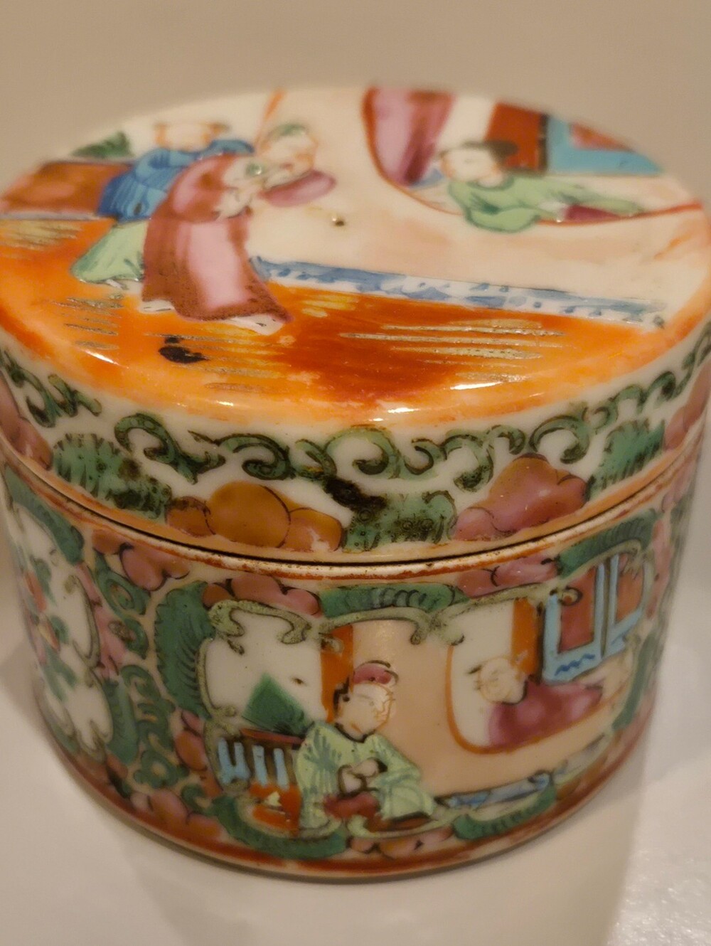 Antique Hand Painted 19th Century Chinese Rose Mandarin Round Porcelain Box